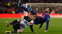 Pemain Valencia, Andreas Pereira berbenturan dengan pemain Barcelona, Lionel Messi pada semifinal pertama Copa del Rey di Stadion Camp Nou, Jumat (2/2). Barcelona menang 1-0 berkat gol semata wayang Luis Suarez. (AFP PHOTO/LLUIS GENE)