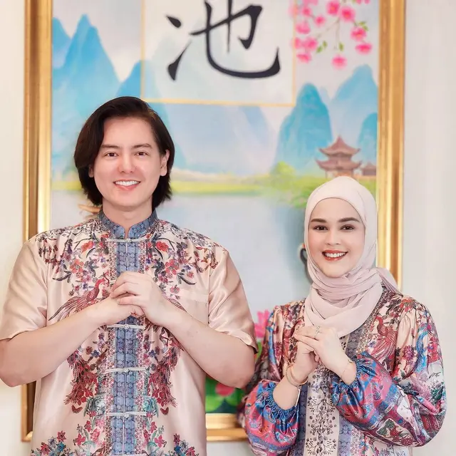 6 Potret Adu Gaya Seleb Berhijab Rayakan Imlek 2024, Cut Meyriska hingga Inara Rusli