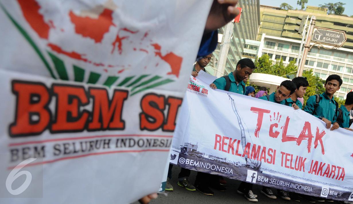 BEM Seluruh Indonesia membawa spanduk saat menggelar aksi penolakan reklamasi Teluk Jakarta di Car Free Day (CFD), Bundaran HI, Minggu (11/9). Mereka menolak reklamasi Pulau G di Pantai Utara Jakarta untuk dilanjutkan. (Liputan6.com/Faizal Fanani)