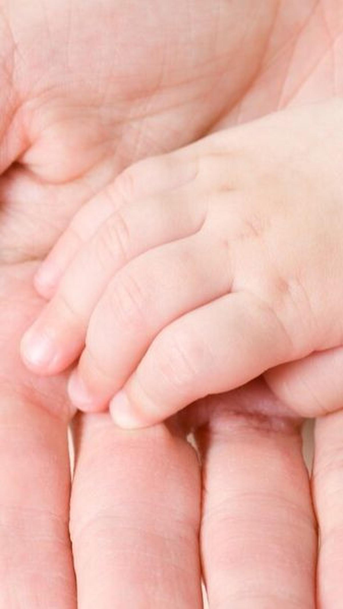 Meskipun skin to skin dapat membantu meredakan demam pada bayi, penting untuk tetap memantau kondisi bayi dan berkonsultasi dengan dokter jika demam tidak kunjung membaik. Selain itu, pastikan Anda melakukan skin to skin dengan benar dan dalam kondisi yan