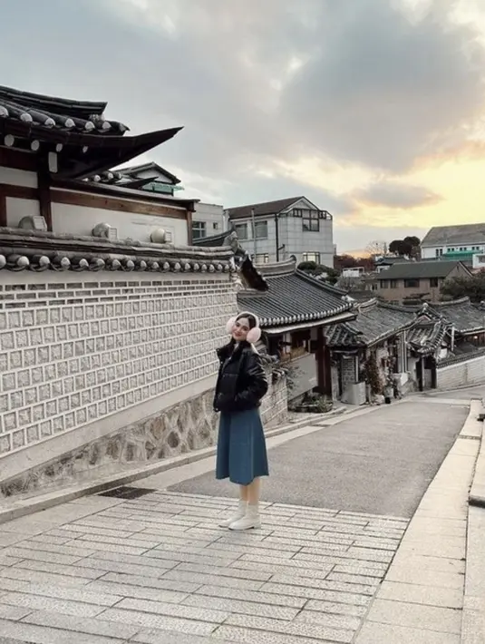 Tampil bagai warga lokal, Syifa Hadju kenakan rok pleats disertai jaket puff. Ia juga tampak menggemaskan dengan ear cuff. [Foto: Instagram/ Syifa Hadju]