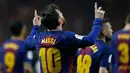 Penyerang Barcelona, Lionel Messi melakukan selebrasi usai mencetak gol ke gawang Sevilla di final Copa del Rey di stadion Wanda Metropolitano di Madrid (21/4). Barcelona menang 5-0.  (AP Photo / Paul White)