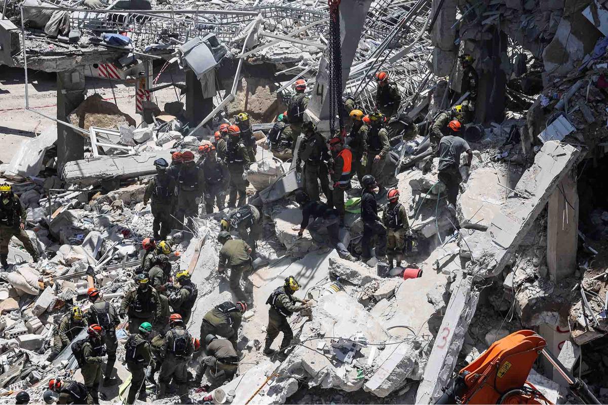 FOTO: Pemandangan Mengenaskan, Rudal Balistik Iran Hancurkan Bangunan di Kota Bat Yam Israel