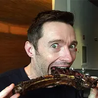 Hugh Jackman yang sangat bersemangat melahap santapan iga bakarnya tersebut. (via people.com)