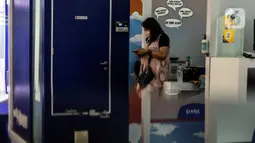 Warga melakukan transaksi di mesin ATM kawasan Kuningan, Jakarta, Rabu (12/10/2022). Menurut data Bank Indonesia (BI), nilai transaksi uang elektronik per Agustus 2022 mengalami pertumbuhan sebesar 43,24 persen year on year (yoy). (Liputan6.com/Johan Tallo)