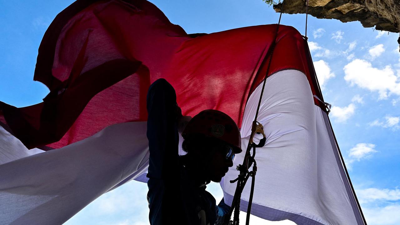Aksi Pemanjat Tebing di Lhoknga Aceh Sambut HUT Ke 81 Republik Indonesia