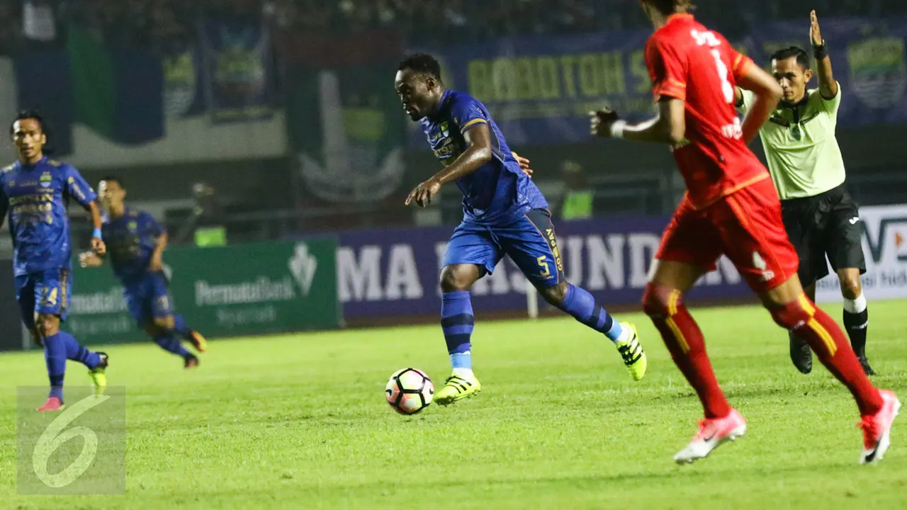 Gelandang Persib Bandung, Michael Essien, beraksi pada laga perdana Liga 1 2017 melawan Arema FC, bulan lalu. Persib menjajaki kerja sama dengan klub Malaysia PKNS FC. 