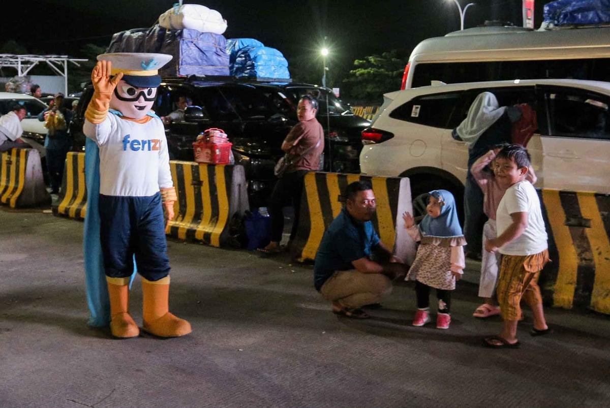 FOTO: Kapten Ferizy Hibur Pemudik di Pelabuhan Merak