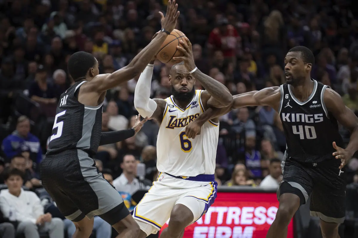 LeBron James mencoba menerobos kawalan pemain Kings pada lanjutan NBA