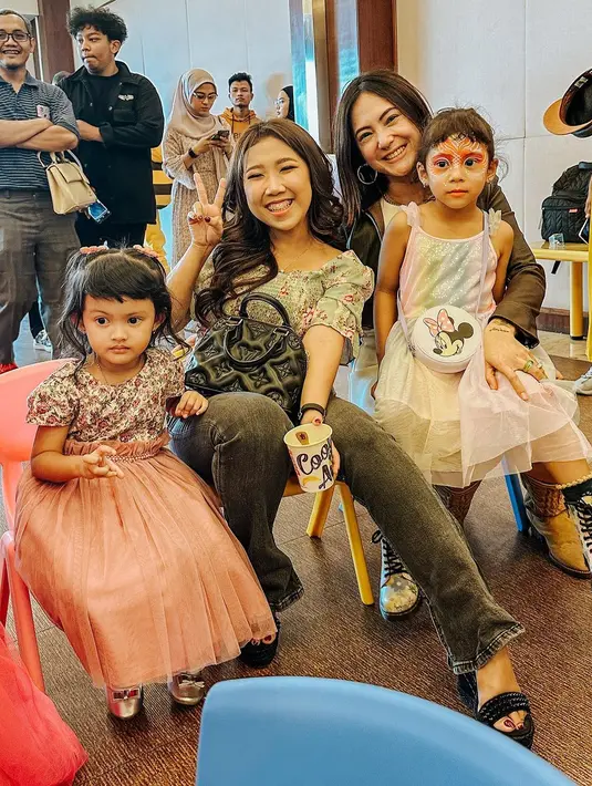 Komedian Kiki Saputri tampak hadir bersama sang suami dan juga anaknya. Yang tak kalah menarik perhatian adalah penampilan Poppy Sovia. [Instagram/popsovia]