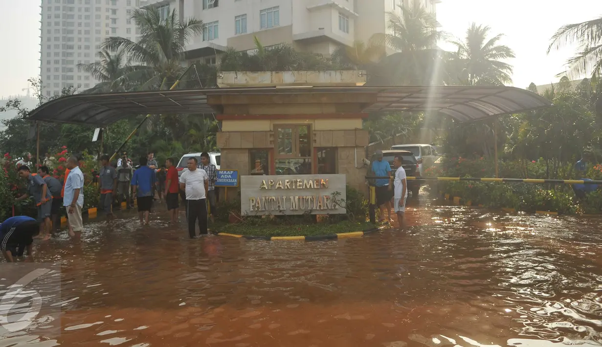 Suasana banjir yang melanda kawasan Perumahan Pantai Mutiara, Jakarta, Sabtu (4/6). Tingginya pasang air laut menyebabkan tanggul di Jalan Mutiara 1, Pluit, Penjaringan, sepanjang sekitar 50 meter jebol. (Liputan6.com/Gempur M Surya)