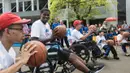 Pebasket NBA asal klub Charlotte Hornets, Marvin Williams, mengajarkan dribbling kepada para penyandang disabilitas. (Bola.com/Vitalis Yogi Trisna)