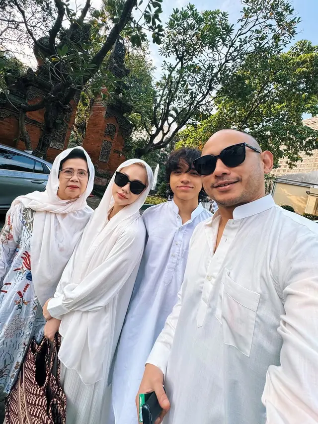 Gaya Bunga Citra Lestari Rayakan Idul Adha 2025, Serba Putih yang Bersih Dipadu Tas Dior Rp38 Juta