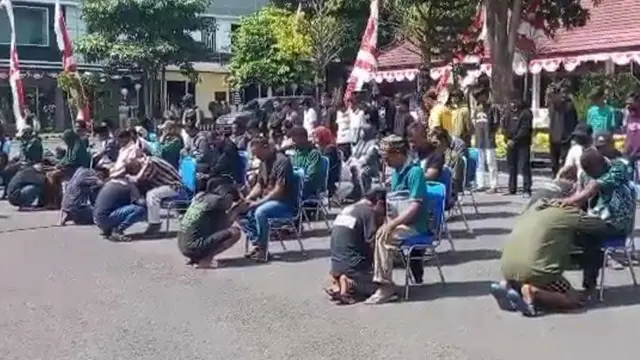 Anggota pesilat Tuban sungkem ke orang tua usai diamankan karena konvoi hendak tawuran. (Adirin/Liputan6.com)