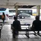 Calon penumpang saat menunggu bus AKAP di Terminal bus Pulogadung, Jakarta, (19/7). Dinas Perhubungan dan Transportasi DKI, mengultimatum agar seluruh PO Bus AKAP di Terminal Pulogadung untuk pindah ke Terminal Pulogebang. (Liputan6.com/Yoppy Renato)