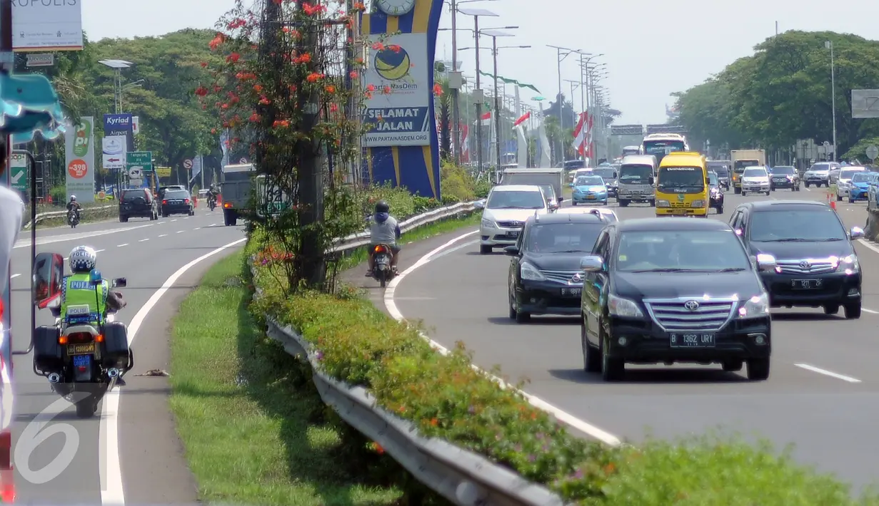 Seorang pengendara motor nekat melawan arus lalu lintas di Tol Cengkareng, Banten, Selasa (22/8). Diduga pengendara ini motor salah membaca rambu jalan, aksi ini terjadi sekitar pukul 13.00 WIB. (Liputan6.com/Helmi Fithriansyah)