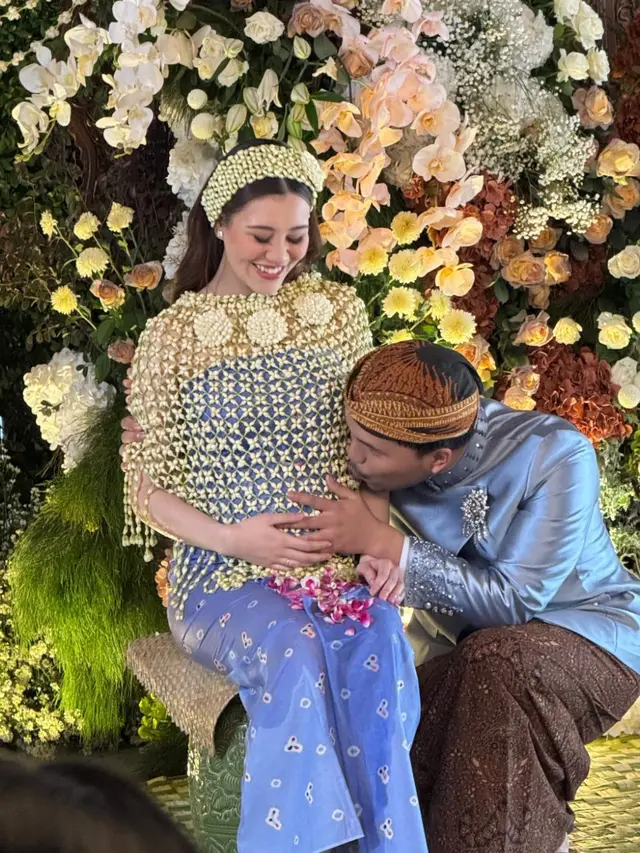 Prosesi Mitoni 7 Bulanan Aaliyah Massaid Dibalut Kebaya Brokat Baby Blue.