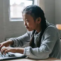 Selalu berikan pengawasan kepada anak dalam berjejaring. (pexels.com/@katerina-holmes)