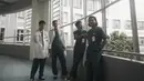 Tak hanya film, Abidzar Al Ghifari debut bermain serial web pada 2019. Series Lady Giga adalah series pertama Abidzar. Pada tahun 2024, aktor kelahiran 13 April 2001 ini bintangi serial web Sekotengs bersama Giorgini Abraham, Adipati dan Arbani Yasiz. Web series tersebut mendapatkan apresiasi dari netizen karena dinilai sukses dan setia pada versi webtoon-nya. (Liputan6.com/IG/@abidzar73)