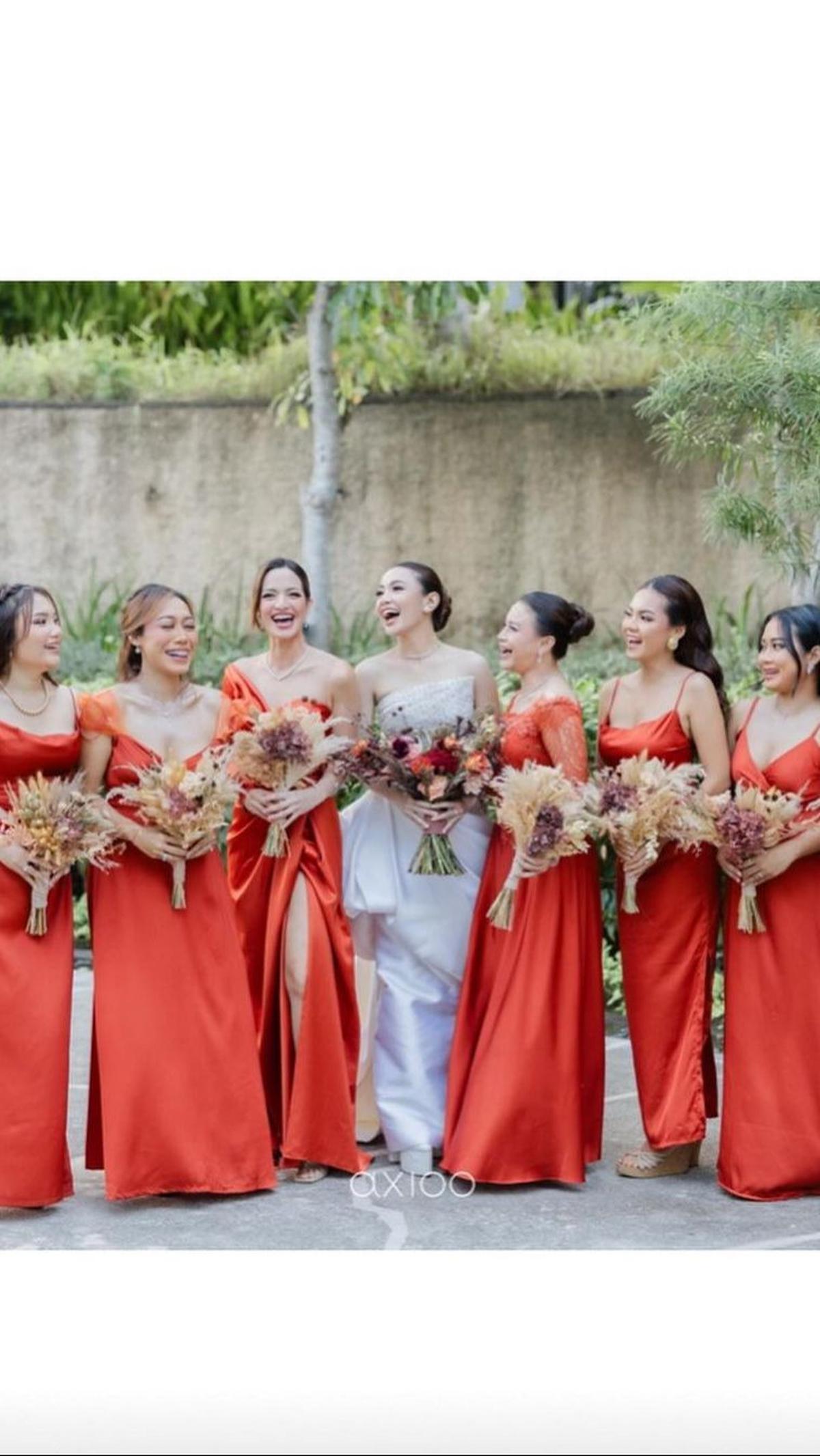 Selain pengantin, para bridesmaid pun tak luput mencuri perhatian. Dari kalangan selebriti ada Nia Ramadhani dan Rossa.