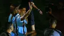 Striker Uruguay Luis Suarez menyapa para penggemar saat sesi perkenalannya sebagai pemain baru Gremio di stadion Gremio Arena, di Porto Alegre, Brasil, Rabu (4/1/2023). Luis Suarez dikabarkan menolak proposal dari sejumlah klub Arab Saudi dan Amerika Serikat. (Silvio AVILA / AFP)
