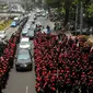 Ribuan buruh berjalan menuju bundaran Istana Merdeka, Jakarta, Jumat (30/10/2015). Aksi tersebut menimbulkan kemacetan lalu lintas kendaraan di sekitar kawasan Istana Negara. (Liputan6.com/Gempur M Surya)