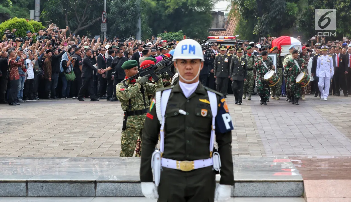 Prajurit TNI membawa peti jenazah istri presiden ke-6 RI Susilo Bambang Yudhoyono (SBY), Ani Yudhoyono di TMP Kalibata, Jakarta, Minggu (2/6/2019). Ani Yudhoyono dimakamkan di samping pusara istri presiden ke-3 RI BJ Habibie, Ainun Habibie. (Liputan6.com/JohanTallo)