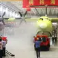 Pesawat amfibi AG600 saat diluncurkan di Zhuhai, Guangdong, China, (23/7). AVIC, perusahaan yang membangun pesawat amfibi AG600, menargetkan pasar domestik sebagai sasaran penjualan pesawat ini. (AFP PHOTO/STR/Cina OUT)