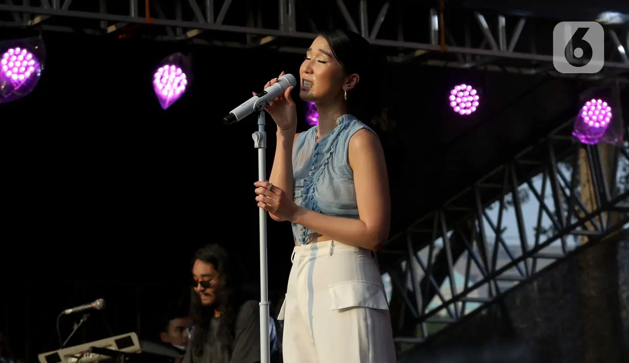 Di hari pertama yang digelar Sabtu (23/3/2024), KLBB diramaikan oleh Christie, Kunto Aji, Nadin Amizah dan JKT48. (Liputan6.com/Herman Zakharia)