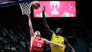 Australia sukses melaju ke semifinal usai menaklukkan Jepang di babak pempat final FIBA Asia Cup 2022, Kamis (21/07/2022). The Boomers menang dengan skor 99-85. Absennya Yuta Watanabe karena cedera membuat Jepang cukup mendapatkan gempuran intensif. Poin terbanyak dicetak oleh Thon Maker (kanan)  dengan 21 poin, 13 rebound, dan 5 asis. (Bola.com/Bagaskara Lazuardi)