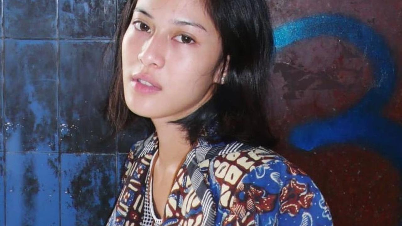 Dian Sastrowardoyo memancarkan kecantikan naturalnya sejak dulu, mengenakan pakaian batik tradisional berwarna biru dengan motif khas yang anggun.<br>