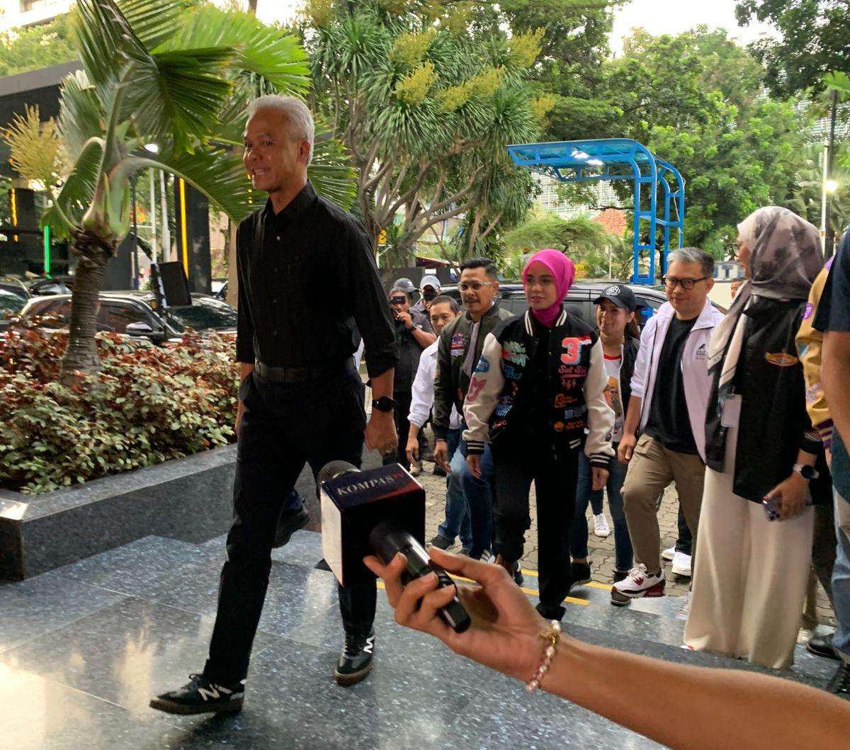 "Di sana kendaraan bisa parkir di samping stadion diponegoro bisa di Jalan MT Haryono, Jalan Dr Cipto, Jalan Kompol Maksum dan Masjid Agung Jawa Tengah itu nampung banyak kendaraan bus," jelasnya.