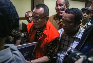 Nurhadi sebelumnya divonis 6 tahun penjara dalam kasus suap dan gratifikasi penanganan perkara di MA senilai Rp 49 miliar. Tampak dalam foto, mantan sekretaris Mahkamah Agung (MA), Nurhadi (mengenakan rompi tahanan), berjalan usai mengikuti sidang di Pengadilan Tindak Pidana Korupsi (Tipikor), Jakarta, Selasa (18/11/2025). (merdeka.com/Arie Basuki)