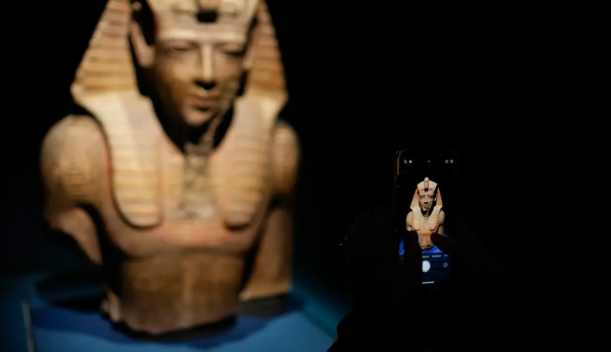 Pameran yang berlangsung hingga 19 Mei 2024 ini juga menghadirkan unsur multimedia dan imersif. Salah satu fitur teknologi tersebut adalah rekreasi tahun 1275 SM. (AP Photo/Mark Baker)