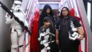 Igor Saykoji terlihat antusias menyaksikan menyaksikan gala premiere film Star Wars: The Last Jedi. Penyanyi rapper itu terlihat hadir meyaksikan bersama dengan buah hatinya, Aaron Miguel Penyami. (Nurwahyunan/Bintang.com)