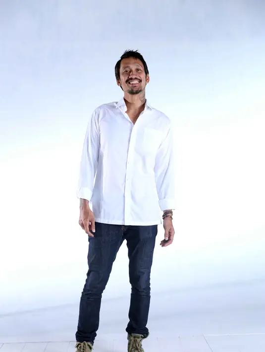 "Kita selalu dekat satu sama lain walau pas dekatan, masing-masing browsing. Ada yang buka fashion, musik, apa aja," ungkap Tora Sudiro setengah bercanda saat ditemui di kawasan Tanah Kusir, Jakarta Selatan, Senin (17/4/2017). (Nurwahyunan/Bintang.com)