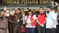Dua tersangka kasus pembunuhan berencana Brigadir J, Kuat Ma’ruf dan Ricky Rizal ditunjukkan petugas saat proses pelimpahan berkas perkara tahap dua kasus di Gedung Kejaksaan Agung, Jakarta, Rabu (5/10/2022). Penyidik Bareskrim Polri menyerahkan 11 tersangka dan barang bukti kepada Kejaksaan Agung dalam pelimpahan tahap dua terkait kasus pembunuhan berencana Brigadir J dan obstruction of justice yang salah satunya menjerat mantan Kadiv Propam Ferdy Sambo. (Liputan6.com/Herman Zakharia)