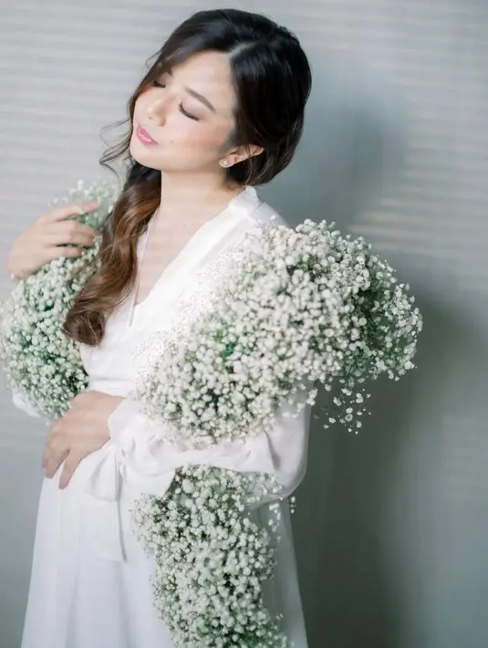 Tak ada aksesori tambahan, Franda hanya menambahkan bunga-bunga kecil sebagai pemanis pada pemotretannya. (Instagram/frandaaa87).