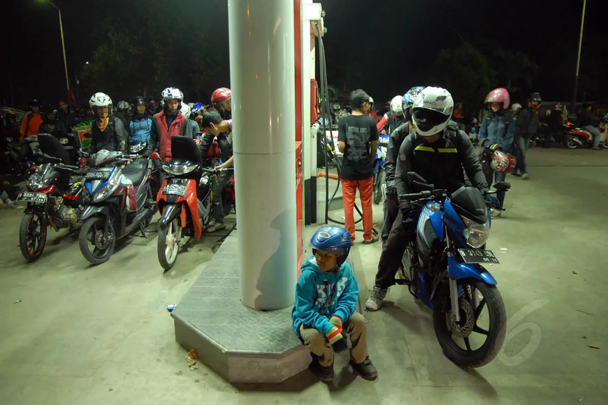 Ratusan Pemudik Motor Mengular di SPBU Karawang