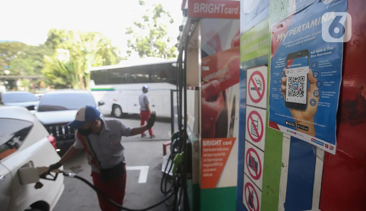 <p>Petugas melakukan pengisian bahan bakar pertalite di SPBU Pertamina Abdul Muis, Jakarta, Kamis (30/6/2022). PT Pertamina (Persero) melalui anak usahanya, PT Pertamina Patra Niaga, akan melakukan uji coba pembelian bahan bakar minyak (BBM) subsidi, Pertalite dan Solar, secara terbatas bagi pengguna yang sudah terdaftar pada sistem MyPertamina, mulai 1 Juli mendatang. (Liputan6.com/Faizal Fanani)</p>