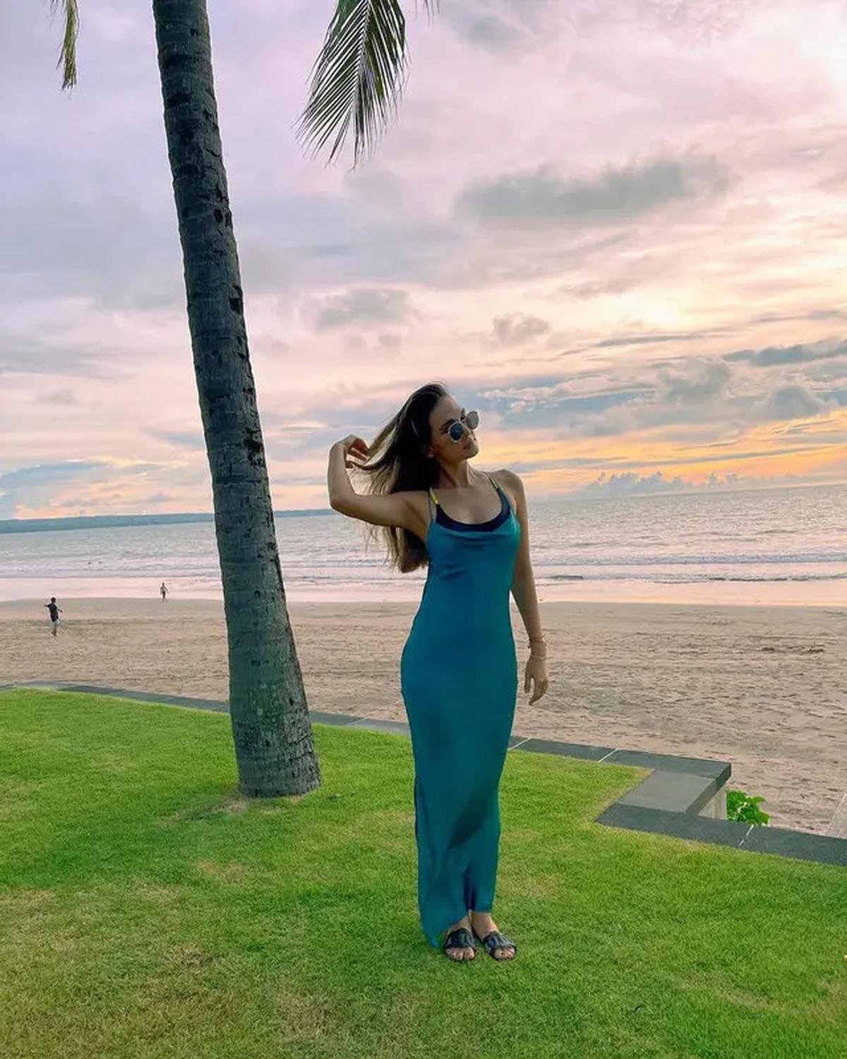 11 Inspirasi Outfit dengan Sandal ala Luna Maya, Cocok Ditiru untuk Liburan