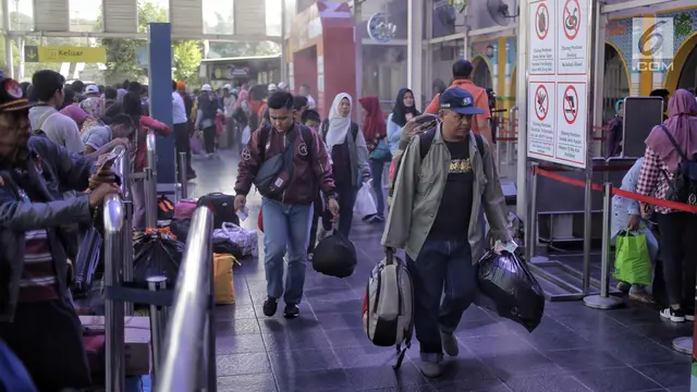 Puncak Arus Mudik di Stasiun Pasar Senen