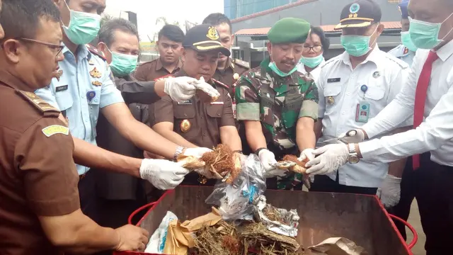 Dipimpin langsung Kejari Garut Azwar, seluruh barang bukti hasil kejahatan dalams atu tahun terakhir dimusnahkan secara terbuka di Halaman Kejari Garut.