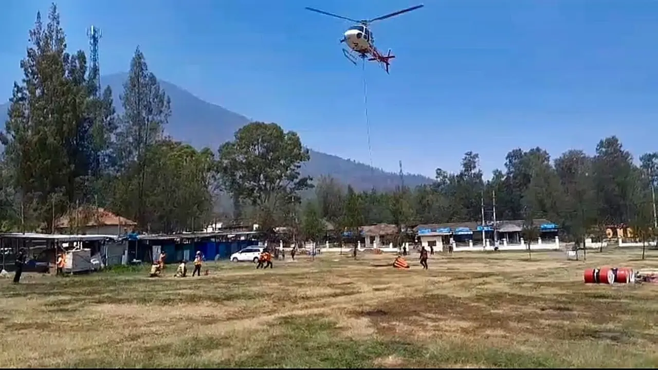 Helikopter Water Bombing Tiba di Ijen, Pemadaman Karhutla Dilakukan dari Udara