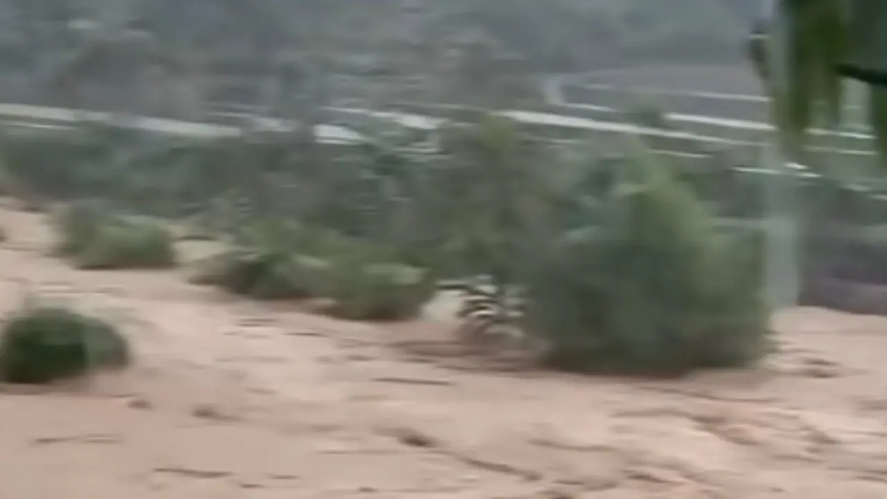 Banjir menerjang kawasan Lembah Curugan Gunung Putri, Cililin, Kabupaten Bandung Barat.