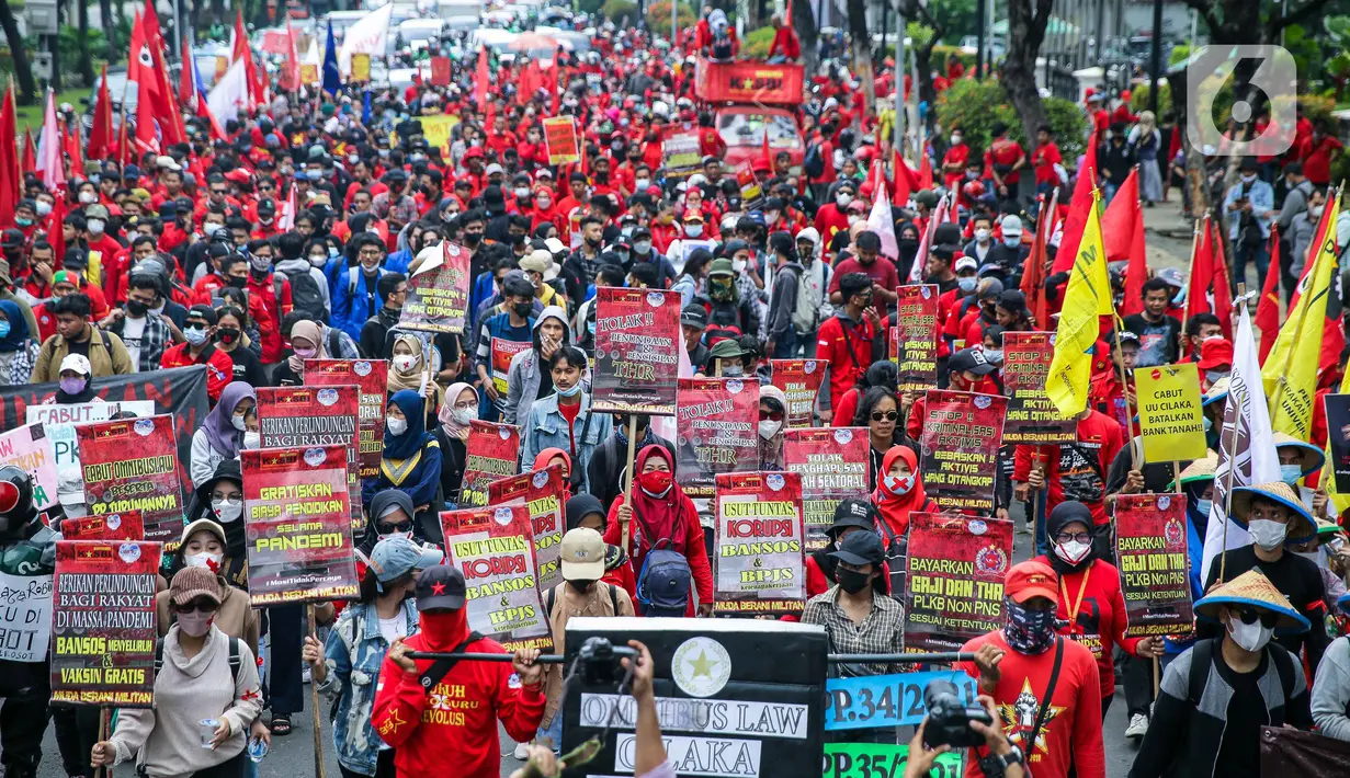 Aksi demonstrasi elemen buruh dan mahasiswa yang bertepatan dengan Hari Sumpah Pemuda di Kawasan Patung Kuda, Jakarta, Kamis (28/10/2021). Sejumlah tuntutan mereka salah satunya, pencabutan UU Nomor 11 Tahun 2019 tentang Cipta Kerja dan berbagai aturan turunannya. (Liputan6.com/Faizal Fanani)