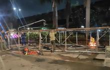 Satpol PP DKI Lakukan Pembongkaran Reklame Berkarat di Ancol, Antisipasi Cuaca Ekstrem