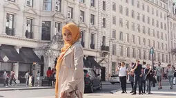 Dalam balutan hijab berwarna mustard, Prilly tampak sangat semakin cantik. Web series 'Negeri 5 Menara' yang dibintangi Prilly ini mengambil lokasi di London, United Kingdom. Bahkan Prilly tampak bangga berjalan di keramaian kota London dengan menggunakan hijab.(Liputan6.com/IG/@prillylatuconsina96)