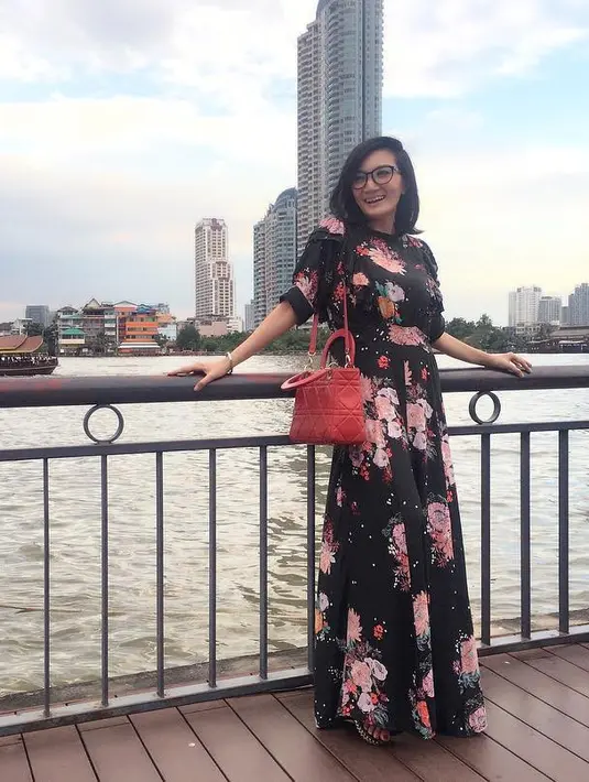 Seperti halnya  saat mengenakan long dress kali ini, Kiki tampak cantik memesona. Jauh dari kata seksi, Kiki justru memancarkan paras cantik yang luar biasa. Terlebih, ia membawa tas merahnya. (Instagram/kikiamaliaworld)