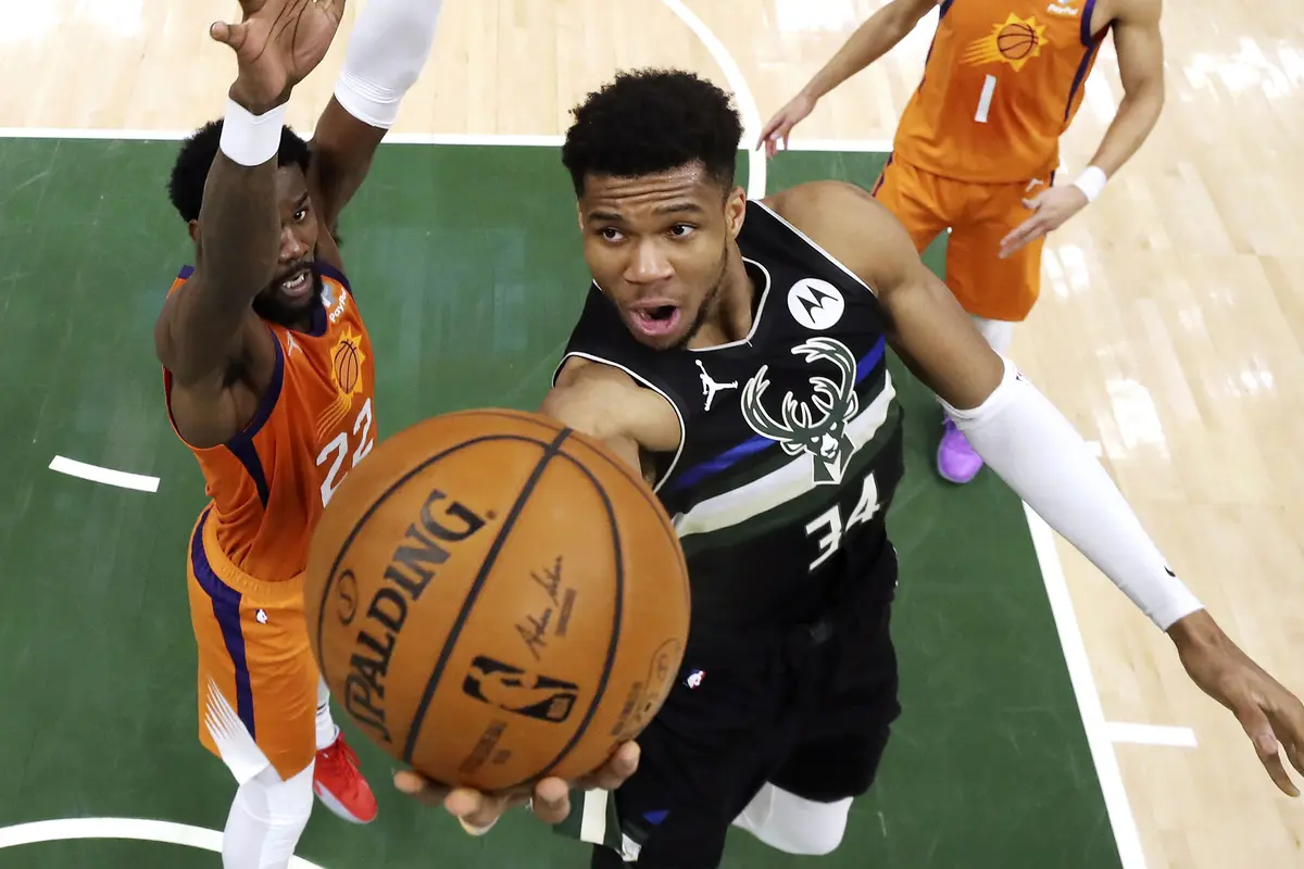 Foto: Mengagumkan, Giannis Antetokounmpo Samai Rekor Michael Jordan Setelah Raih MVP Final NBA 2020/2021